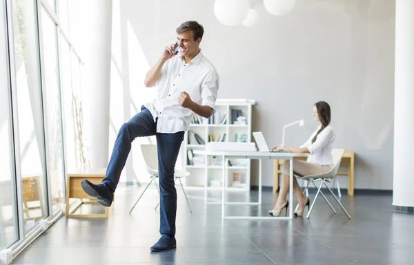 Junger Mann im Büro — Stockfoto