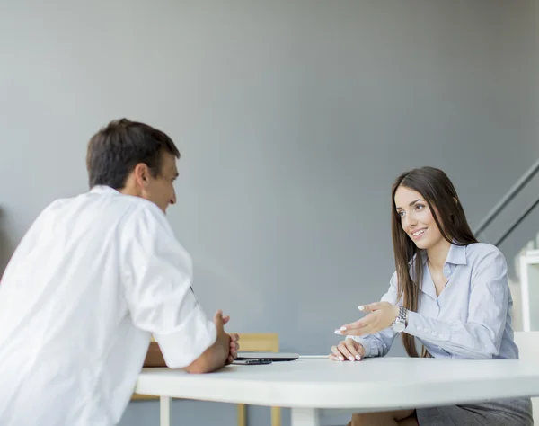 Junge Leute im Büro — Stockfoto