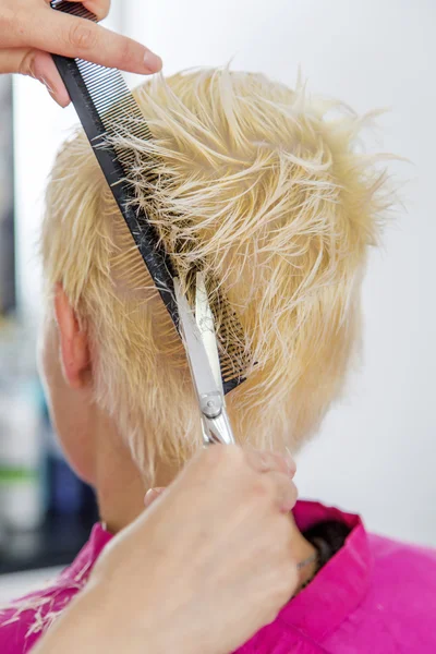Jovem mulher no cabeleireiro — Fotografia de Stock