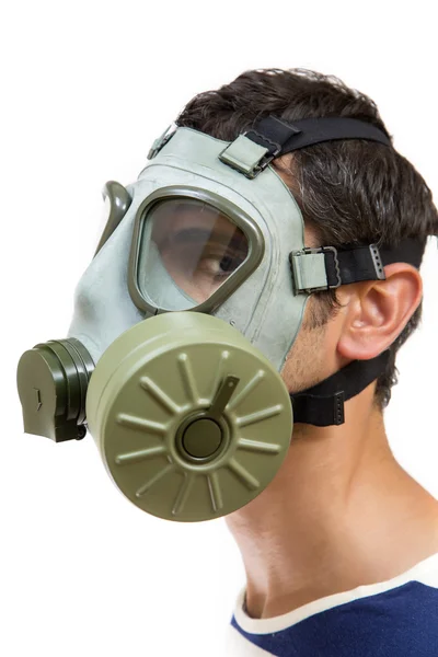 Jeune homme avec masque à gaz — Photo