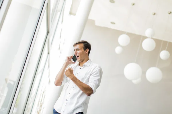 Junger Mann im Büro — Stockfoto