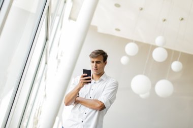 Ofisteki genç adam.