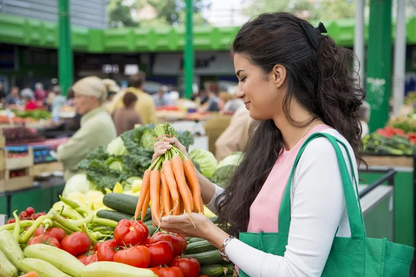 Donna al mercato — Foto Stock