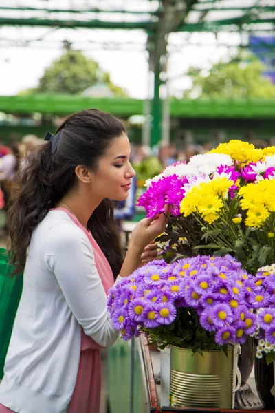 Mujer comprando flores —  Fotos de Stock