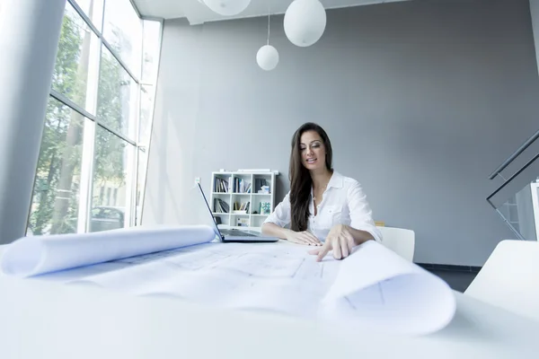 Femme dans le bureau — Photo