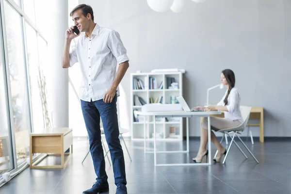 Junger Mann im Büro — Stockfoto