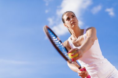 Tenis oynayan kadın