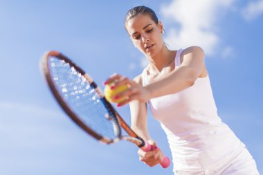Tenis oynayan kadın