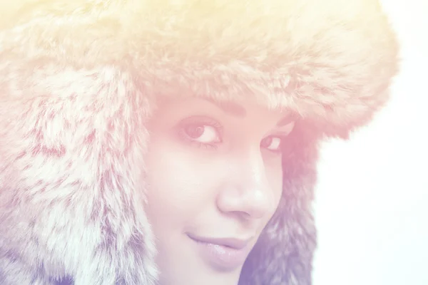 Giovane donna con berretto invernale — Foto Stock