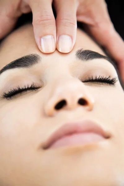 Mulher fazendo uma massagem — Fotografia de Stock