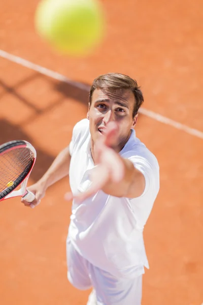 Uomo che gioca a tennis — Foto Stock