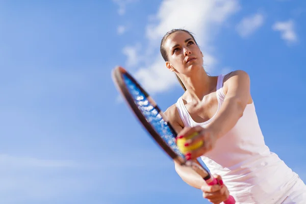 Mujer jugando tenis —  Fotos de Stock