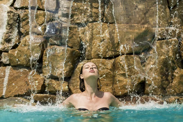 Mulher na piscina — Fotografia de Stock