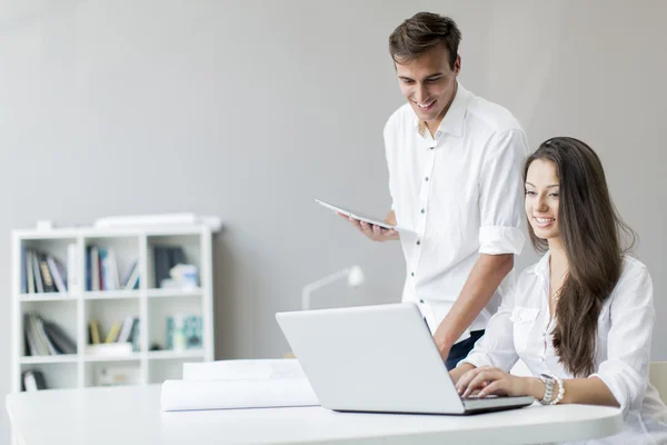 Menschen im Büro — Stockfoto