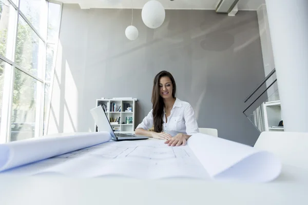 Jonge vrouw in het kantoor — Stockfoto