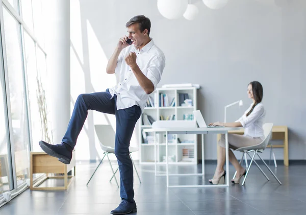 Man aan het praten op mobiele telefoon — Stockfoto