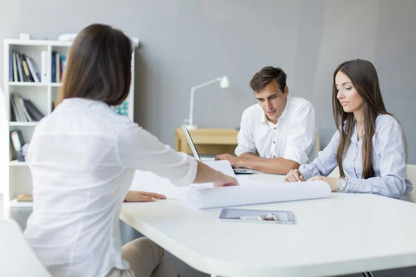 Werknemers op kantoor — Stockfoto