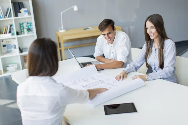 Werknemers op kantoor — Stockfoto