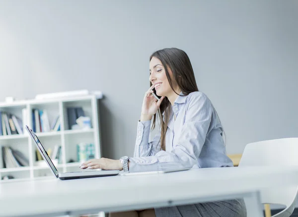 Junge Frau im Büro — Stockfoto