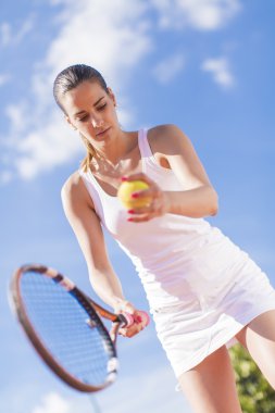 Tenis oynayan kadın
