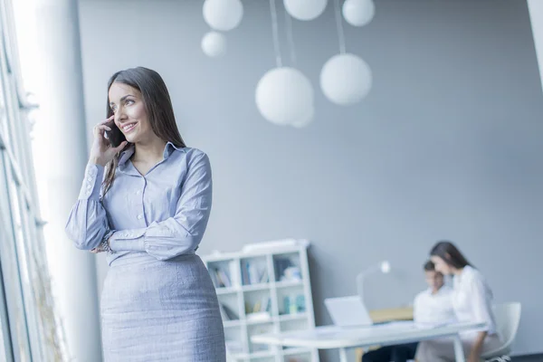 Menschen, die im Büro arbeiten — Stockfoto