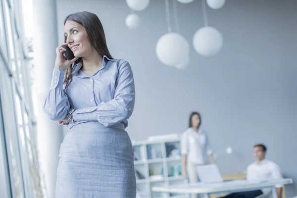 Personnes travaillant dans le bureau — Photo