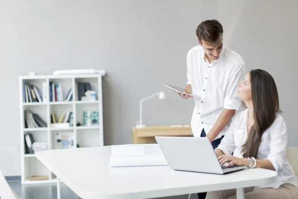 Menschen im Büro — Stockfoto