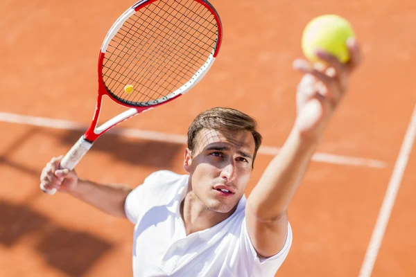 Uomo che gioca a tennis — Foto Stock