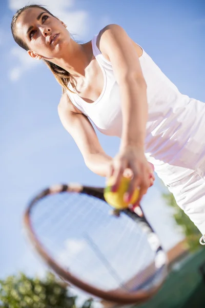 Kvinna som spelar tennis — Stockfoto