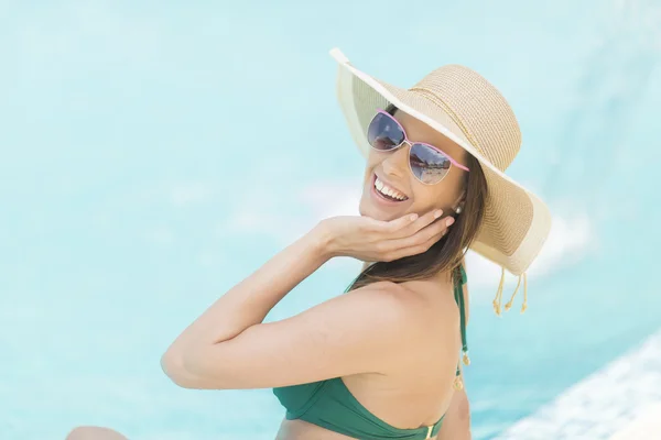 Mulher bonita junto à piscina — Fotografia de Stock