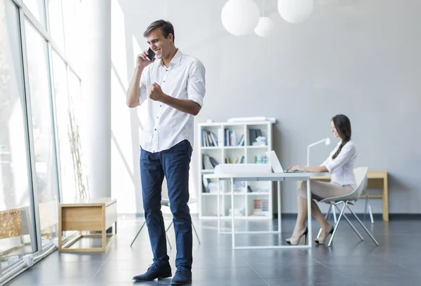 Man talking on mobile phone — Stock Photo, Image