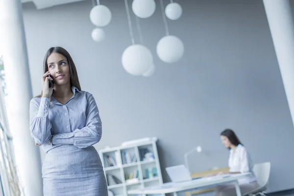 Menschen, die im Büro arbeiten — Stockfoto