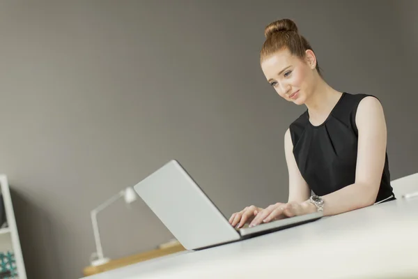 Junge Frau im Büro — Stockfoto