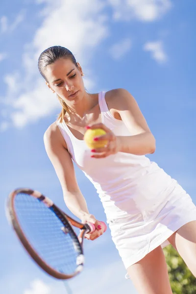 Joven mujer jugando tenis — Foto de Stock