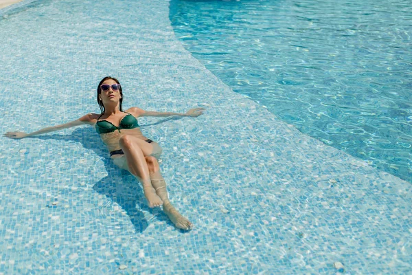 Jovem na piscina — Fotografia de Stock