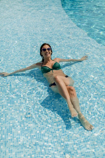 Ung kvinna i poolen — Stockfoto