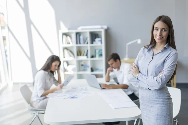 Les jeunes dans le bureau — Photo