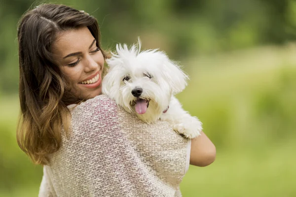 Köpekli genç bir kadın. — Stok fotoğraf