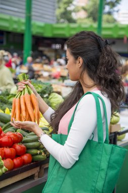 genç bir kadın Market