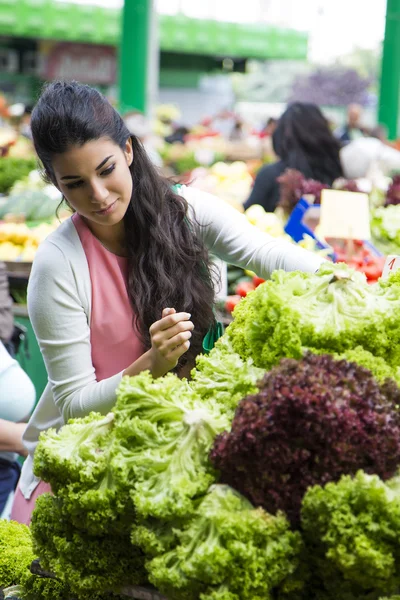 Vrouw fruit op de markt kopen — Stockfoto