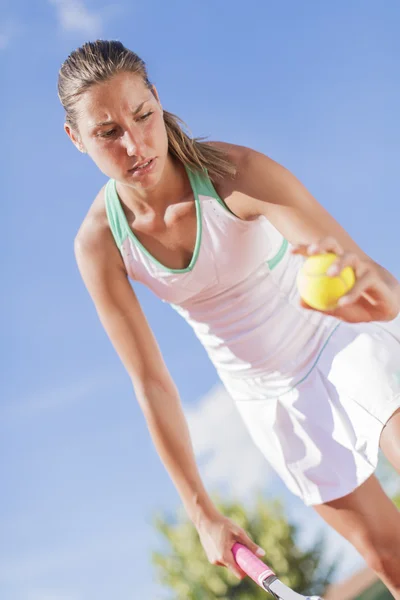 Ung kvinna spelar tennis — Stockfoto