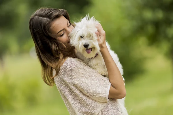 Junge Frau mit Hund — Stockfoto