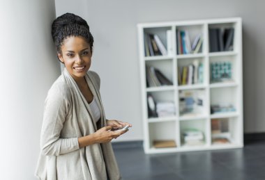 ofiste genç ve güzel kadın