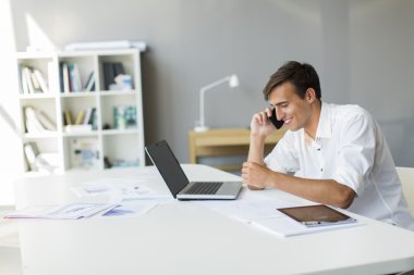 Ofisteki genç adam.