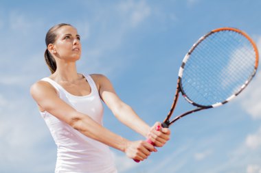 Tenis oynayan genç bir kadın