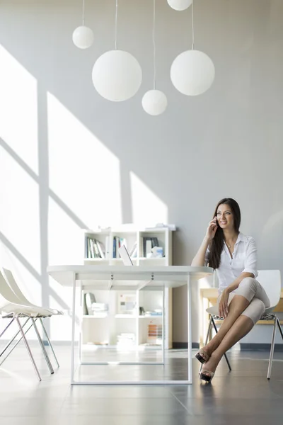 Jonge vrouw in het kantoor — Stockfoto