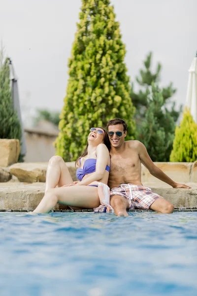 Mladý pár u bazénu — Stock fotografie