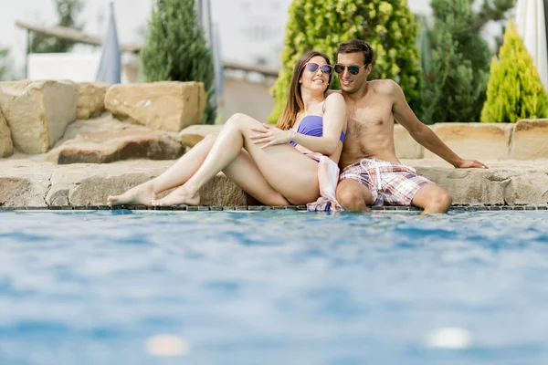 Junges Paar am Pool — Stockfoto