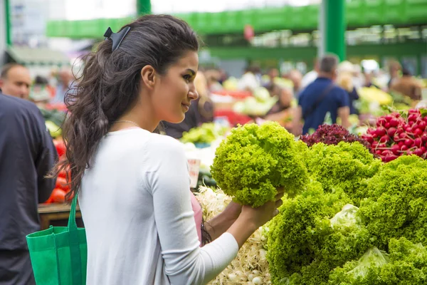 Mulher bonita comprando legumes no mercado — Fotografia de Stock