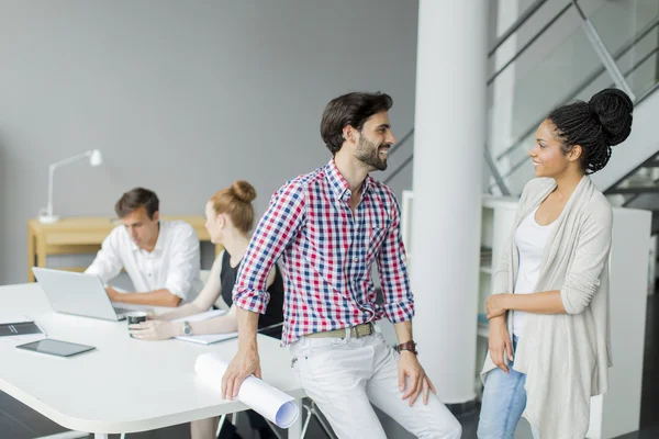 Jóvenes en la oficina — Foto de Stock